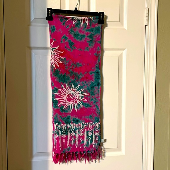 Sarong 1/2 length. Sun Design. Pink, green and white. New without tags - Picture 1 of 3